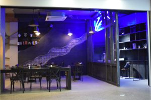 چراغ صنعنی در دکوراسیون کافه