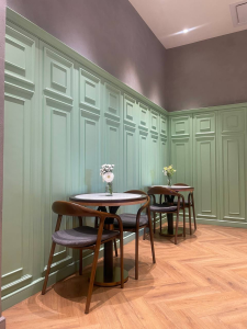 میز در دکوراسیون کافه