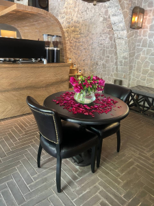 میز در دکوراسیون کافه