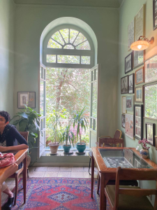 پنجره قدیمی کافه مرکز شهر