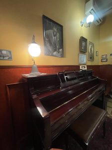 پیانو در دکوراسیون کافه